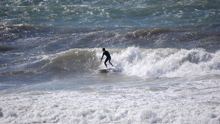 El mar impetuoso de Las Grutas, escenario ideal para domar olas