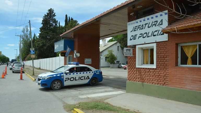 Enganchan a una pareja de policías robando fiambres