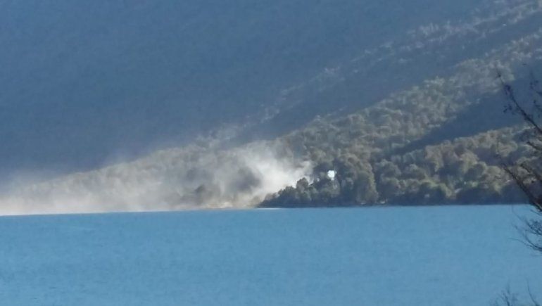 Tensión en Mascardi por usurpación: mapuches resisten desalojo con piedras y molotov