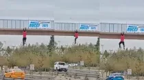 un hombre colgaba sobre un puente peatonal y automovilistas lo tuvieron que asistir