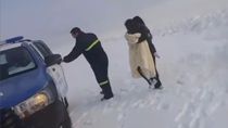 Una mamá y su nena de 2 años pasaron la noche encajadas con el auto en la nieve de la Patagonia. Una mamá y su nena de 2 años pasaron la noche encajadas con el auto en la nieve de la Patagonia.
