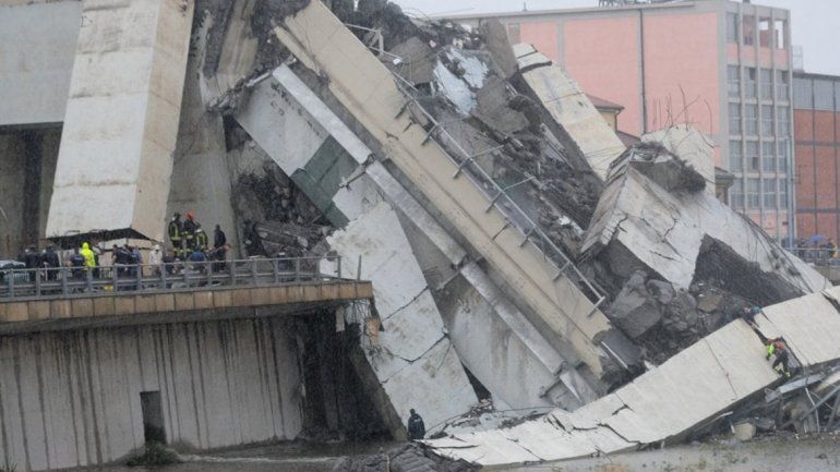 Al menos 35 muertos en el derrumbe de un puente de autopista en Italia