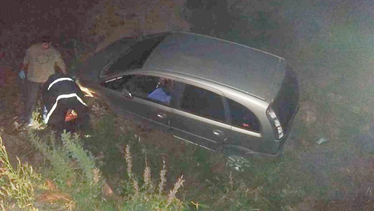 Cayó con su auto a un barranco: su esposa fue hospitalizada