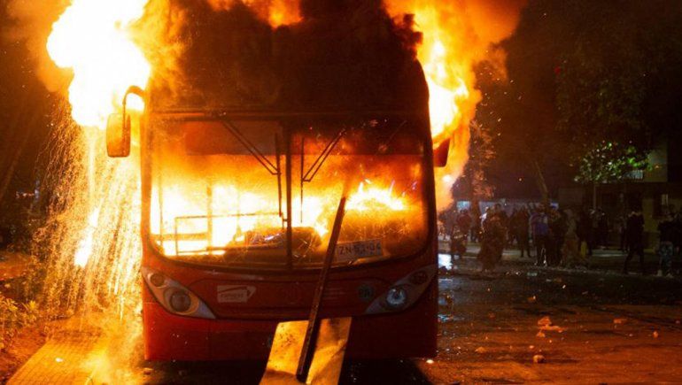 Estado de Emergencia en Chile por el aumento del subte: 308 detenidos y 160 heridos