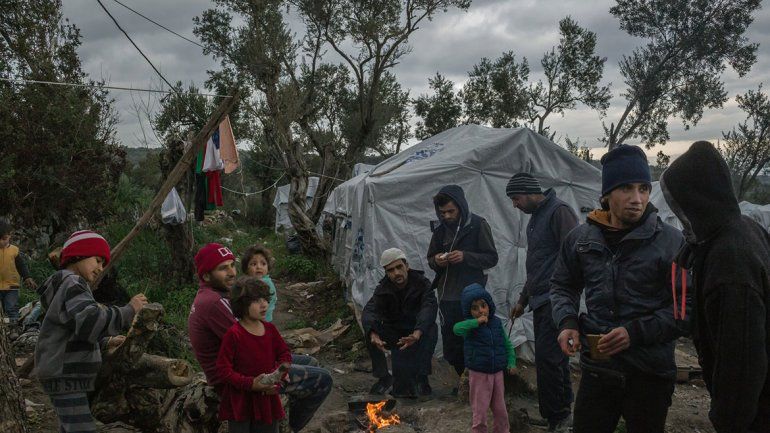 Miles de migrantes abandonados en una isla de Grecia