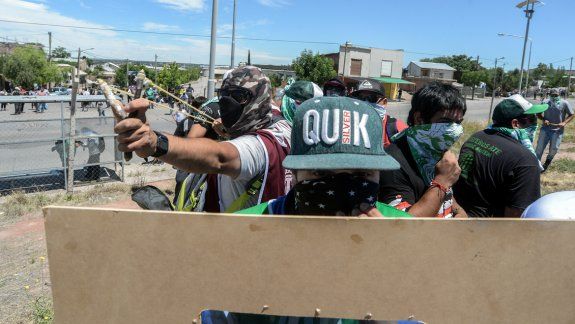 Los manifestantes de ATE fueron al CAM preparados con escudos, después de hacer caso omiso al pedido del mediador judicial. Los vecinos de Islas Malvinas sufrieron las consecuencias.