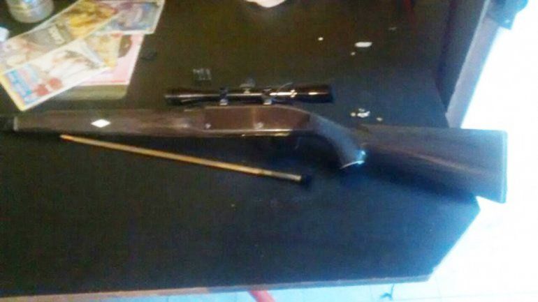 Allanaron una casa en el barrio San Lorenzo Sur donde se secuestró un rifle y municiones .