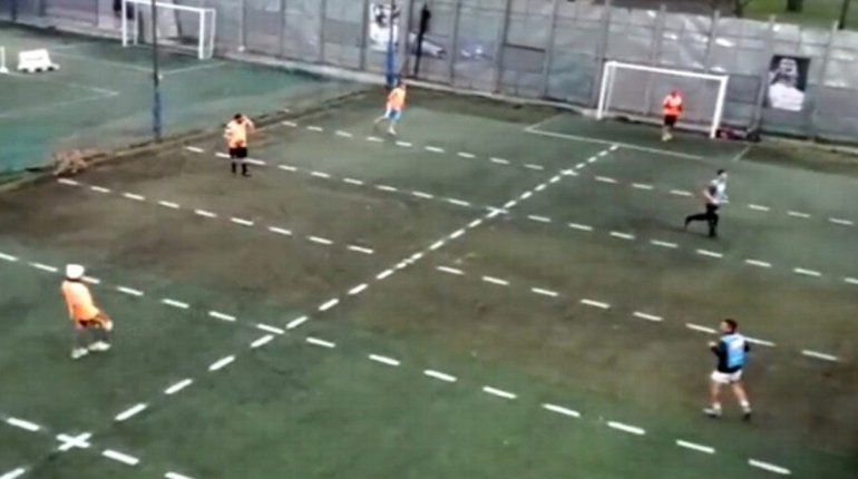 El genial invento del metegol humano: ¿llega a Neuquén?