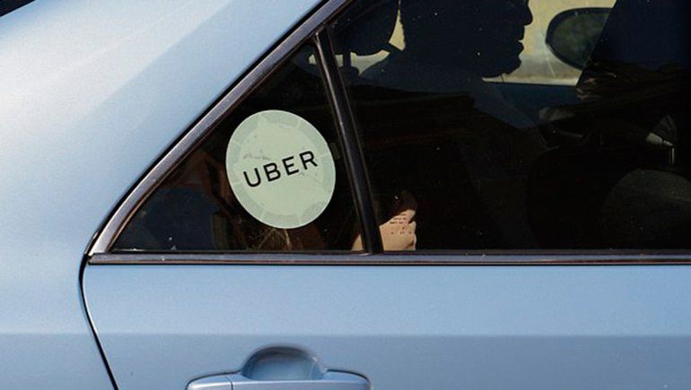 Un hombre la salvó de un abuso y luego la violó