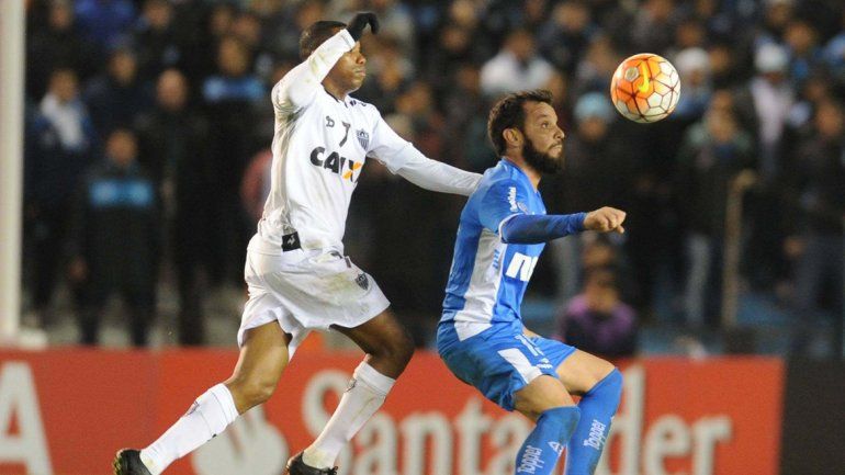 Videla disputa el balón con el interminable astro brasileño Robinho.