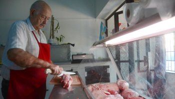 El carnicero solidario despacha cortes a buenos precios y tiene mucha clientela. El carnicero solidario despacha cortes a buenos precios y tiene mucha clientela.