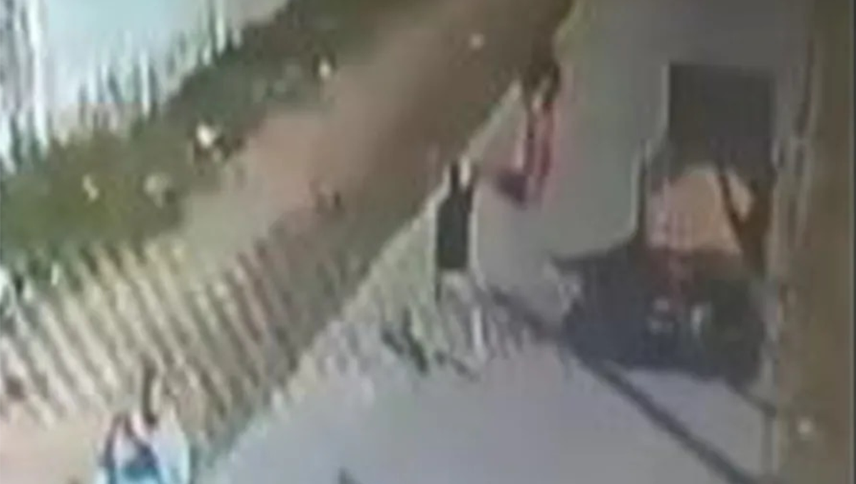 Video: atropelló a un ladrón que lo apuntó con un arma para robarle