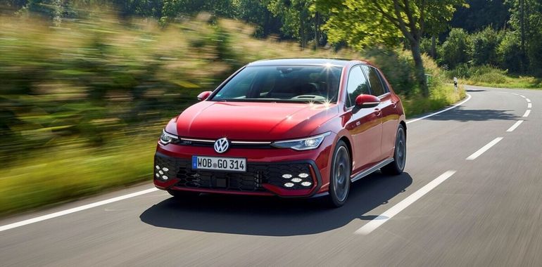 Nuevo VW Golf GTI: faros y ópticas traseras rediseñadas, el emblema frontal iluminado. Nuevo VW Golf GTI: faros y ópticas traseras rediseñadas, el emblema frontal iluminado.