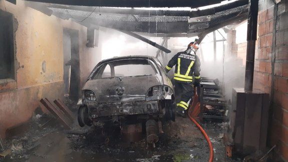 Se incendió un taller mecánico y una casa y piden ayuda