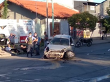 Video: violento choque terminó con un auto contra un paredón