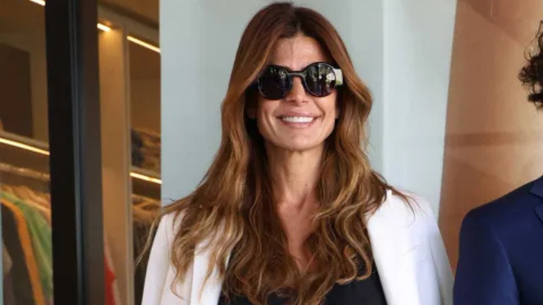 Juliana Awada tiene la chaqueta de gamuza con el color de la temporada