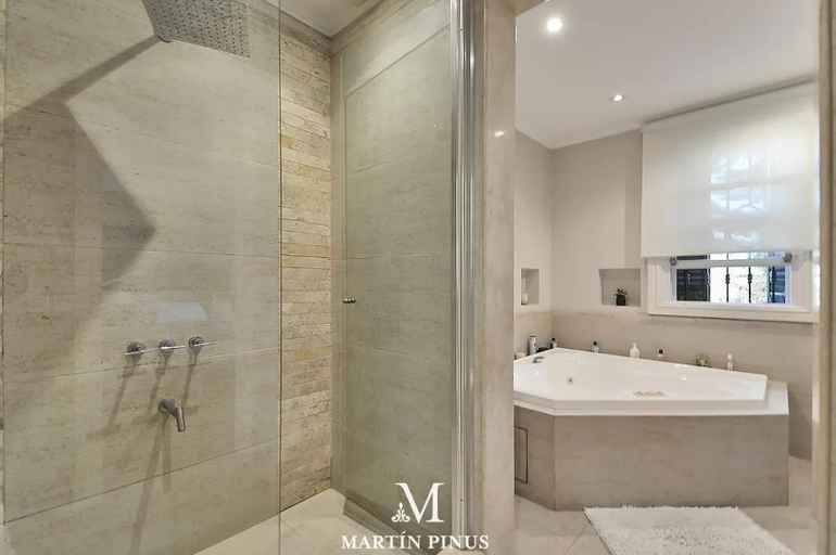 El baño de la master suite está compartimentado y tiene un hidromasaje.