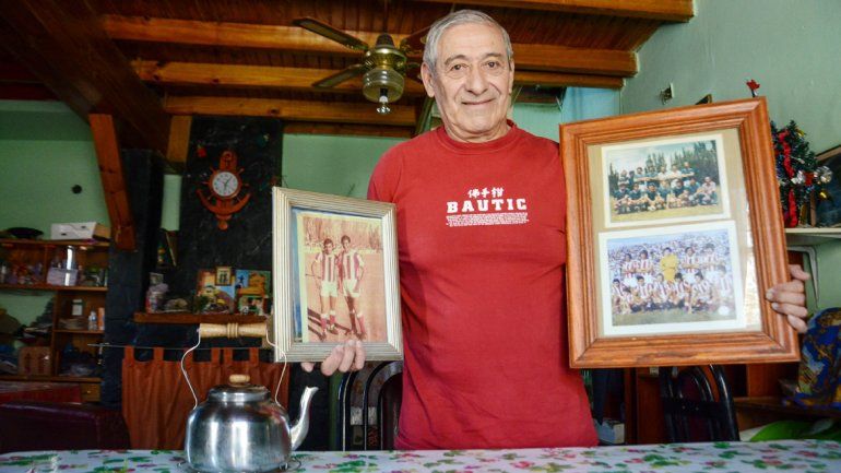 Los recuerdos de una pasión por la redondaAlgunas de las fotos que conserva Chiqui Castillo de sus años de talentoso delantero. En 1966 jugó con sus cuatro hermanos (Luis