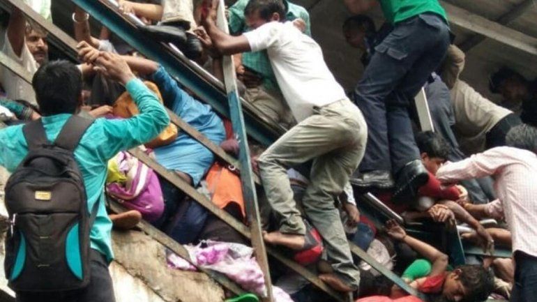 La tragedia ocurrió en una estación de trenes de Bombay.