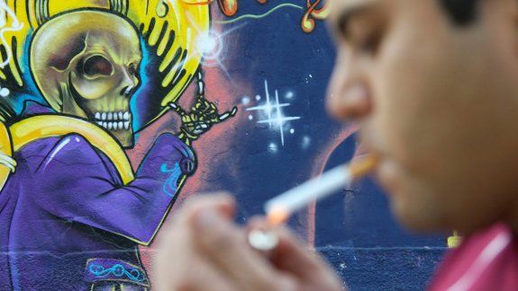 El tabaco está cada vez más instalado en los grupos más vulnerables, dice la OMS en un informe conjunto con el Instituto Nacional del Cáncer de EE.UU.