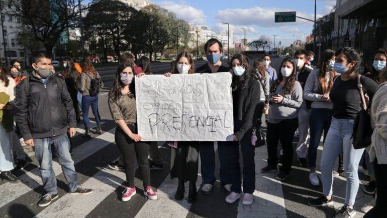 Escándalo en el examen de residencia que define el futuro de más de 10 mil médicos