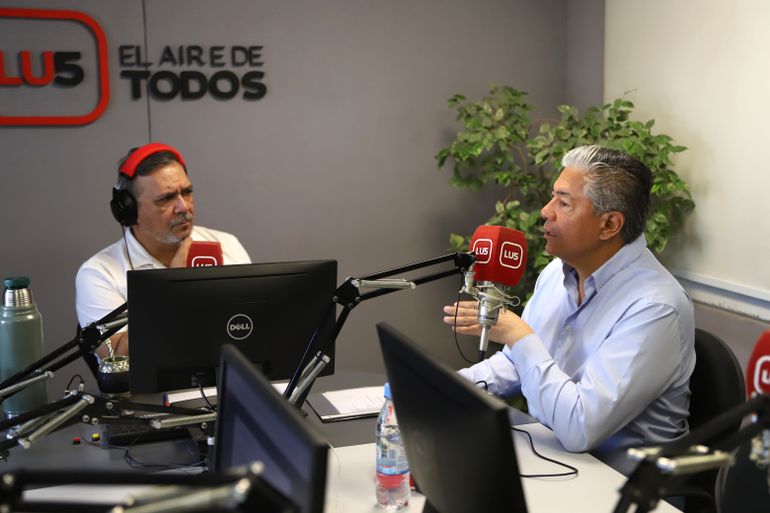 Rolando Figueroa en los estudios de LU5/ Foto