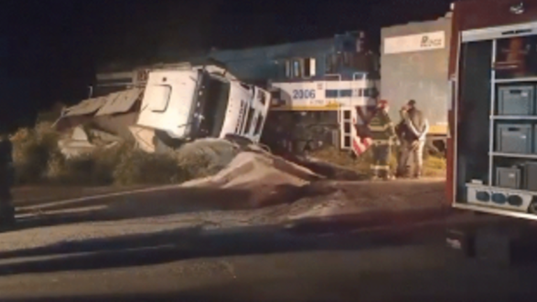 El camión volcó y parte del tren descarriló por el violento impacto