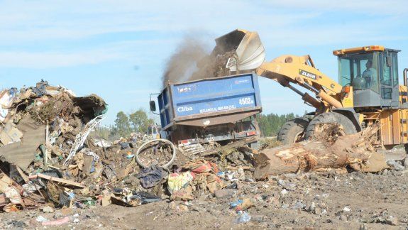El Municipio retira mensualmente toneladas de basura, pero no da abasto debido a la práctica reiterada de vecinos que no toman conciencia del daño ambiental que producen.