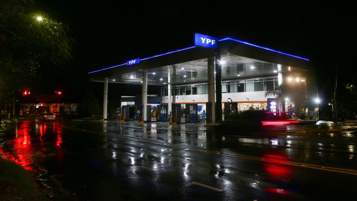 YPF quiere ser la líder de la venta de hamburguesas del país.  REUTERS/Matias Baglietto