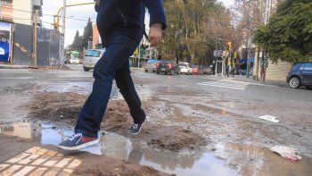 Ríos de agua por las calles, efluentes que desbordan son una constante en la ciudad. Pero en otras localidades como Centenario también el aumento de la población repercutió en los servicios.