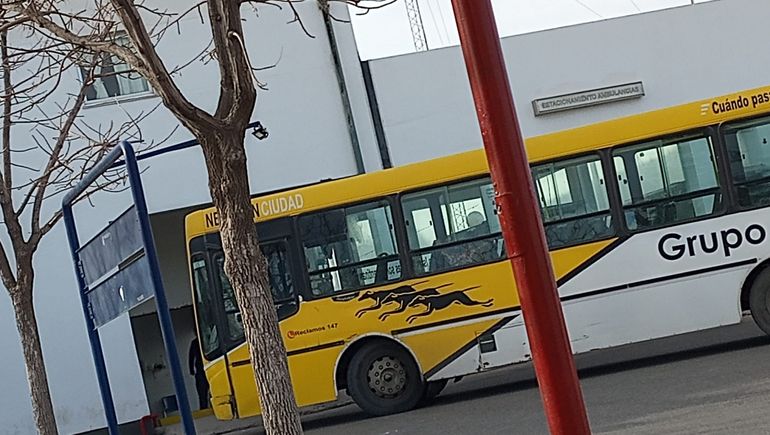 El gesto solidario de un chofer de Autobuses con un pasajero en urgencia