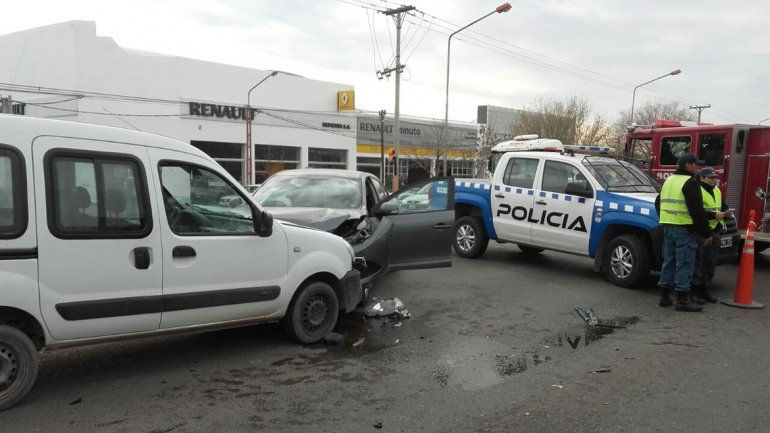Escapó de la policía, apuntó contra efectivos, chocó dos autos y lo agarraron con droga 