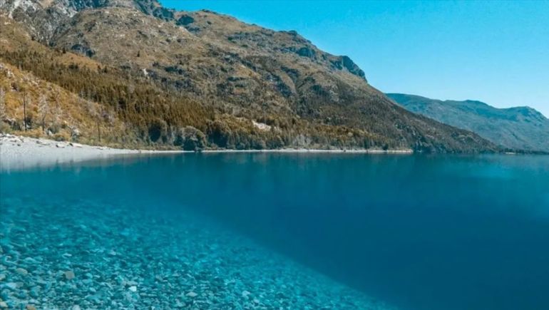 El espejo de agua que cautiva por sus aguas cristalinas en la Patagonia Argentina.
