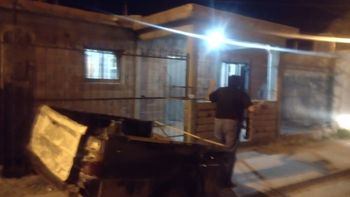 La casa del barrio Abel Amaya en la que la policía del Chubut halló un cuchillo de unos 35 centímetros con sangre, que sería el arma de la agresión. La casa del barrio Abel Amaya en la que la policía del Chubut halló un cuchillo de unos 35 centímetros con sangre, que sería el arma de la agresión.