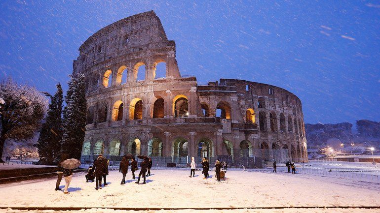 Una intensa nevada cubrió Roma
