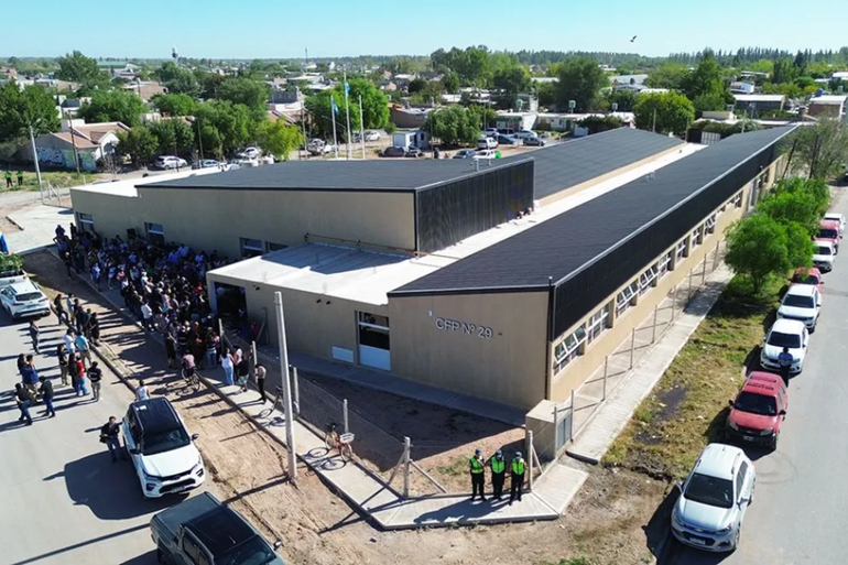 Figueroa inauguró un centro de formación profesional en Centenario