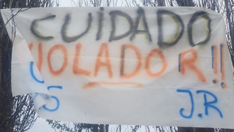 El reclamo de los vecinos frente a la vivienda del empresario en un barrio privado.&nbsp;