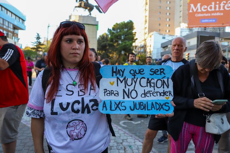 En 7 fotos, así fue la marcha de jubilados en Neuquén