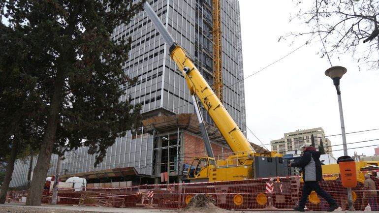 La enorme y pesada grúa era un peligro para los transeúntes. Por eso decidieron cortar la calle.