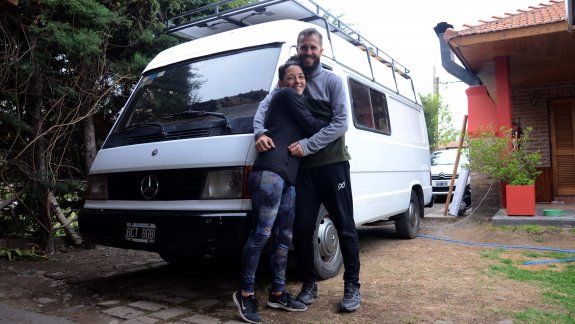 Dos viajeros arman su casa rodante para llegar hasta Alaska
