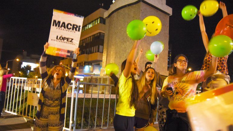 Militantes y vecinos celebraron en el monumento la victoria de Mauricio Macri.