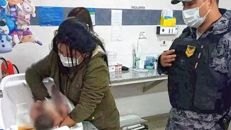 Un bebé fue rescatado de un pozo ciego: detuvieron a su madre