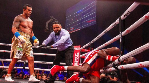 El nocaut que terminó con el combate.