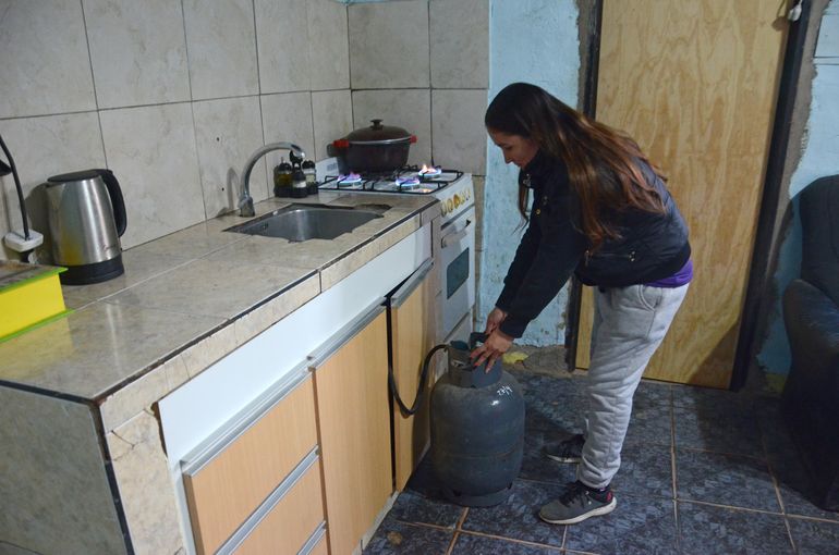 Un drama, enfrentar el frío al margen de la red de gas