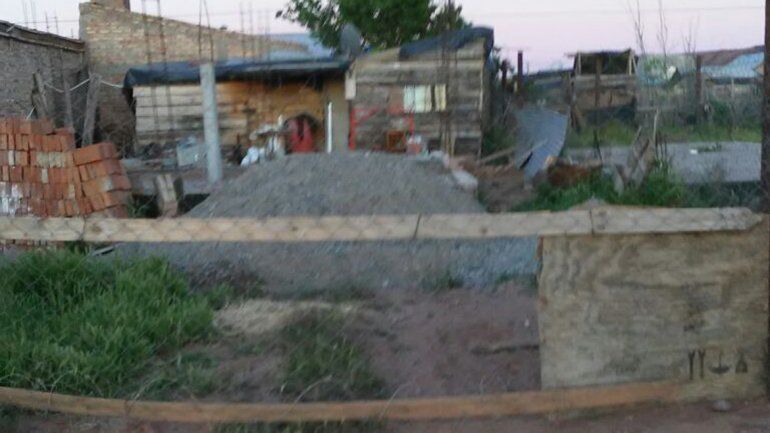 Así luce el terreno de María Mardones donde actualmente vive otra gente.