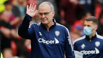bielsa fue despedido: el loco se fue por la puerta grande bielsa fue despedido: el loco se fue por la puerta grande