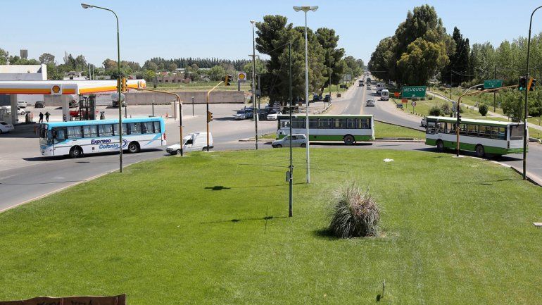 Costa Victoria SRL presta el servicio urbano en Centenario. Hubo rumores de que se vendió. Indalo presentó una propuesta en el Municipio de Centenario.