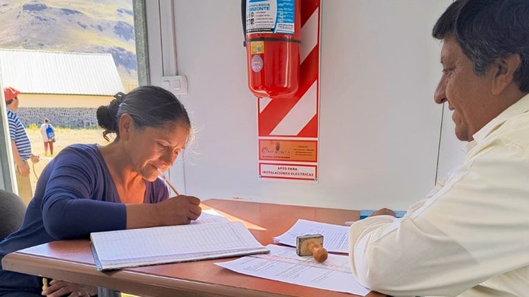 El juez de paz Pedro Sobarzo certificó las declaraciones juradas que las familias necesitaban como requisitos para postular a las becas. El juez de paz Pedro Sobarzo certificó las declaraciones juradas que las familias necesitaban como requisitos para postular a las becas.