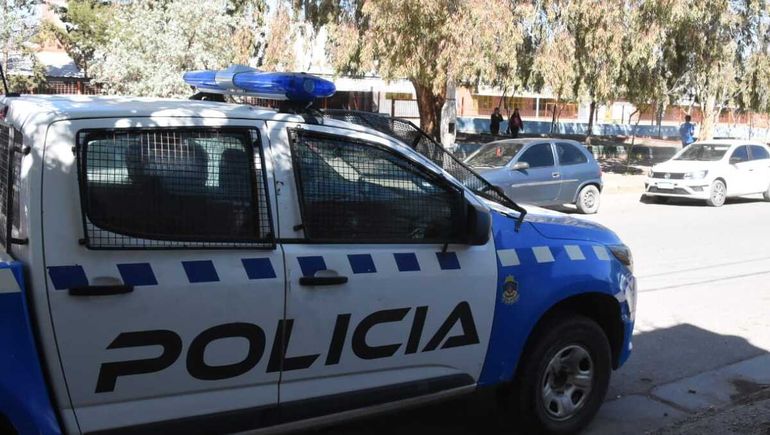 Reunión de las familias en el CPEM 40 tras el tiroteo. Sebastián Fariña Petersen.&nbsp;