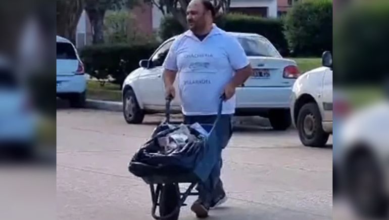 El insólito momento donde el comerciante se acercó con una carretilla llena de dinero a pagar la tarifa de la luz. El insólito momento donde el comerciante se acercó con una carretilla llena de dinero a pagar la tarifa de la luz.